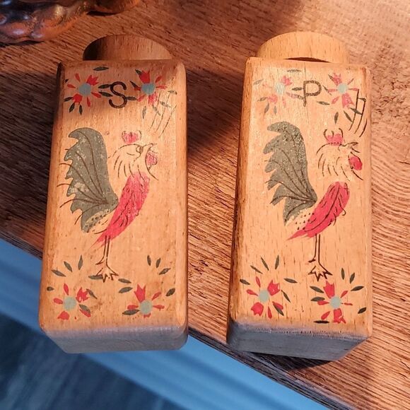 Vintage Wooden Painted Fighting Roosters Salt & Pepper Shakers Set - Picture 2 of 4